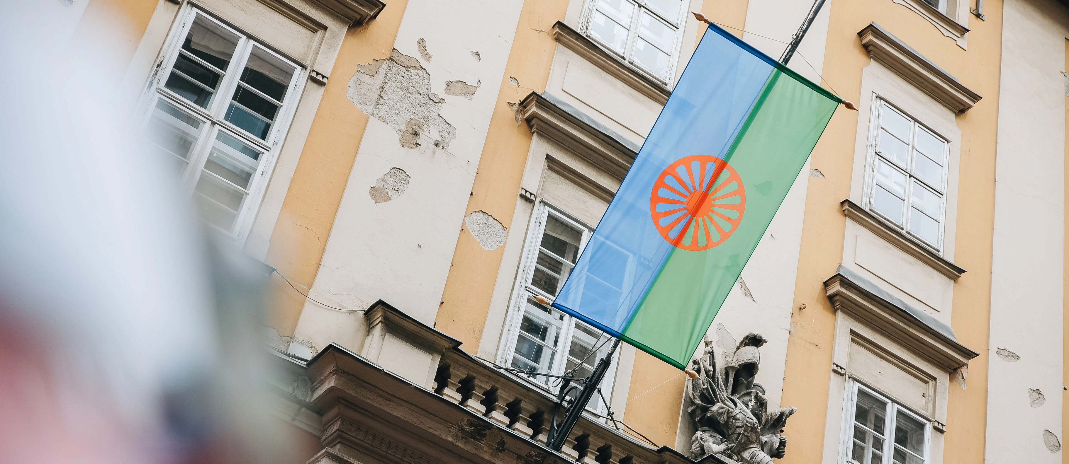 Kitűzték a roma zászlót a Városházára