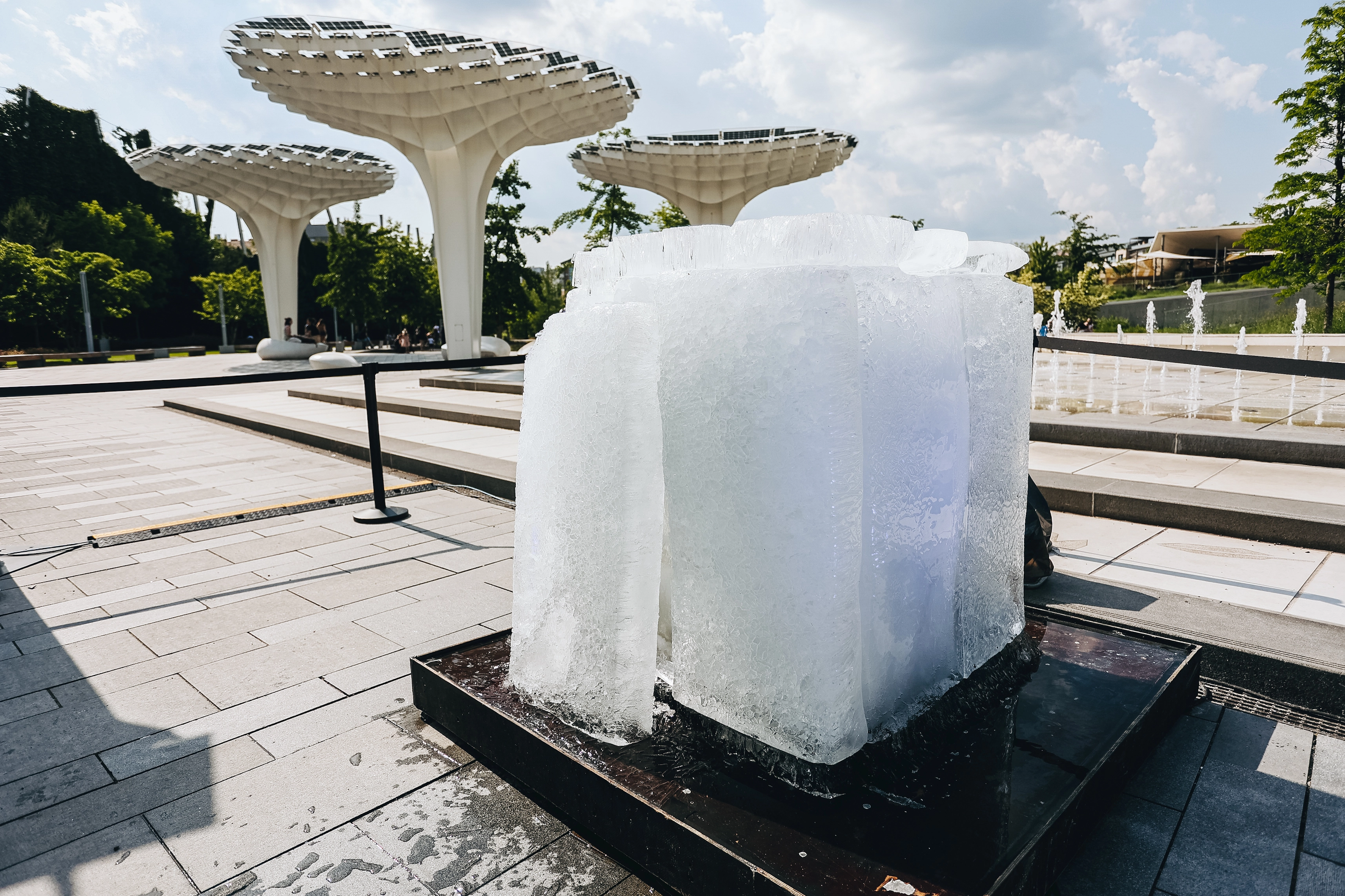 Óriási, rejtélyes jégtömb bukkant fel a Millenáris Széllkapu Parkban