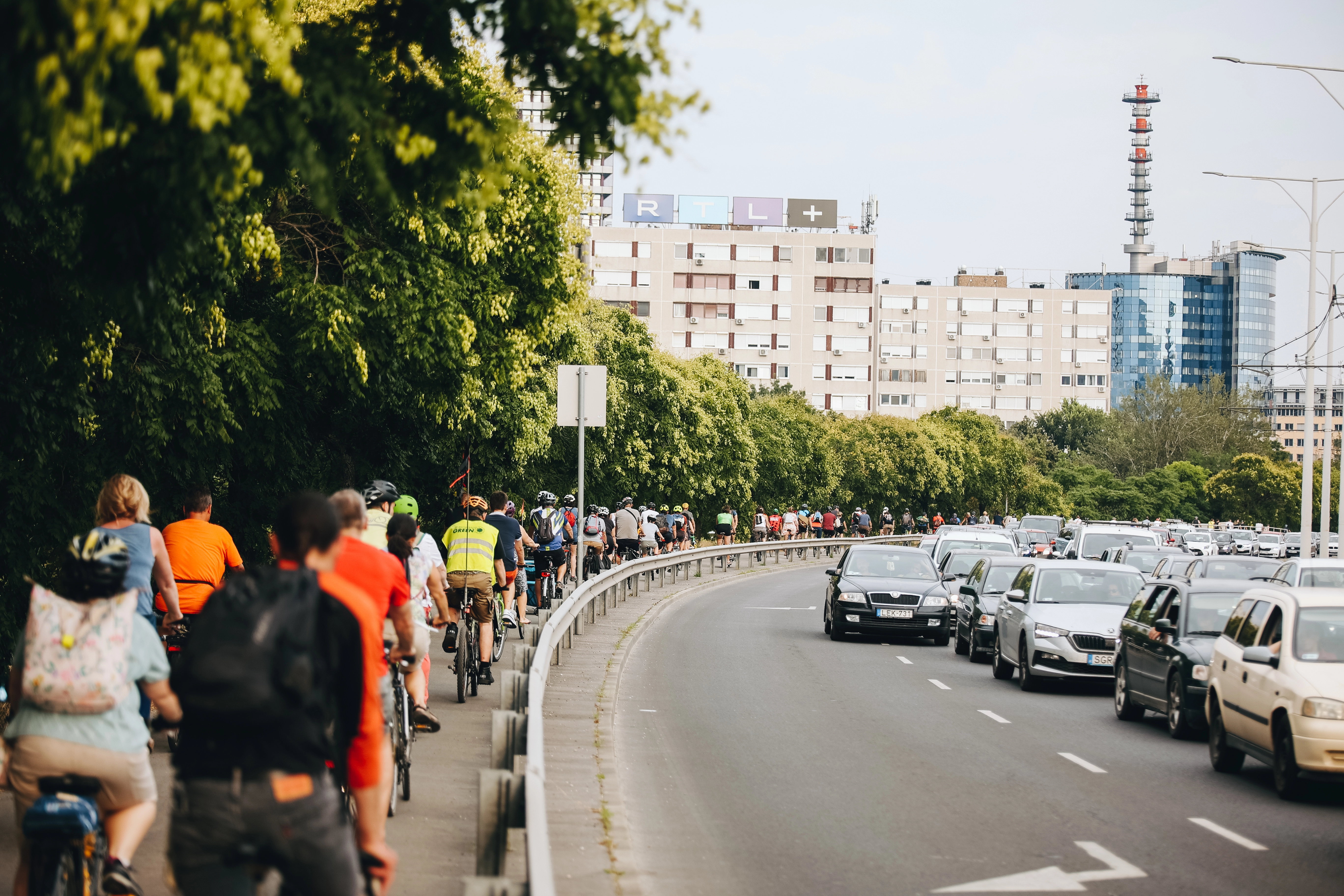 Elég volt az emberáldozatokból! – kerékpárosok vonultak fel az Árpád hídon