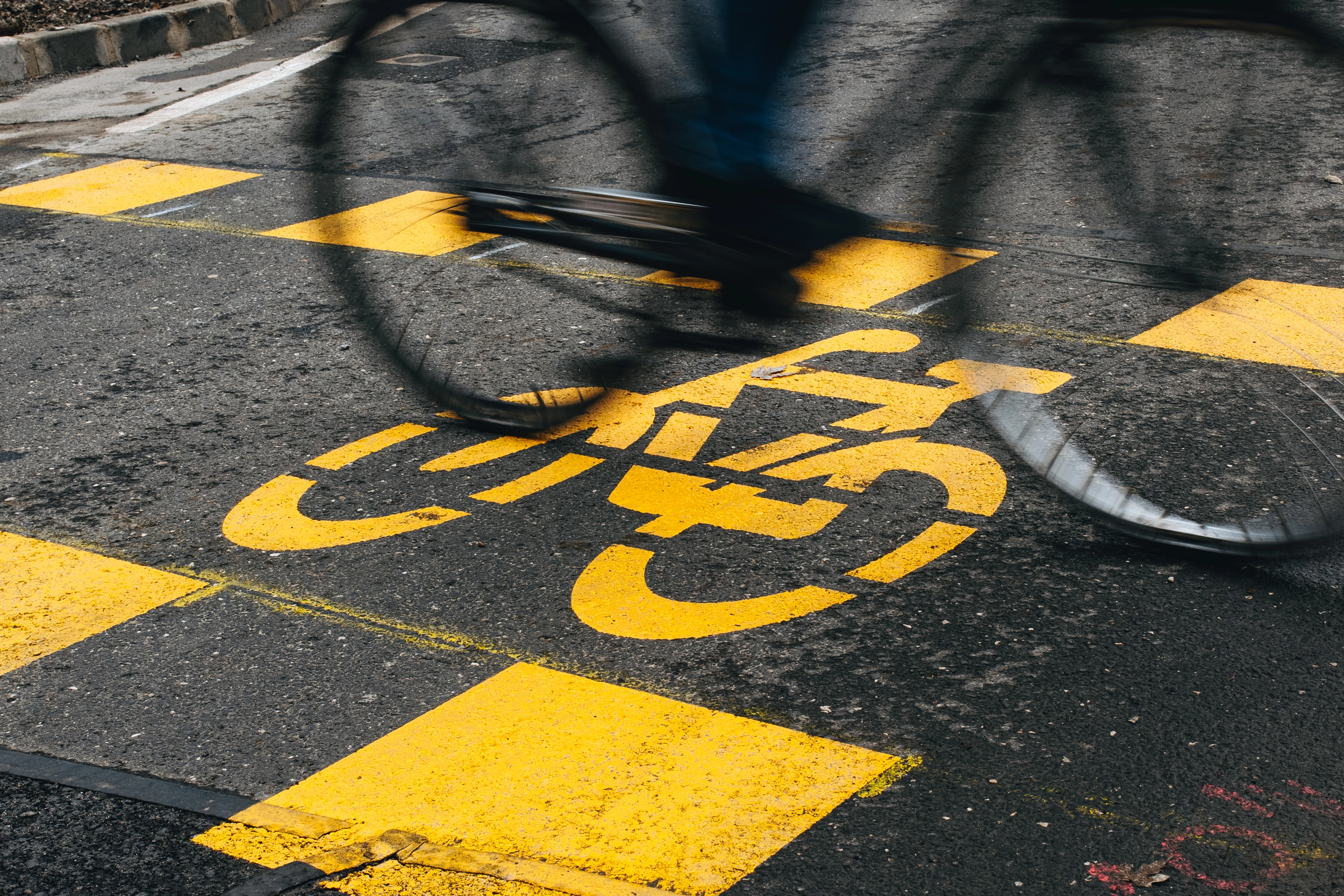 Könnyebbé és biztonságosabbá vált a kerékpározás Újpesten is