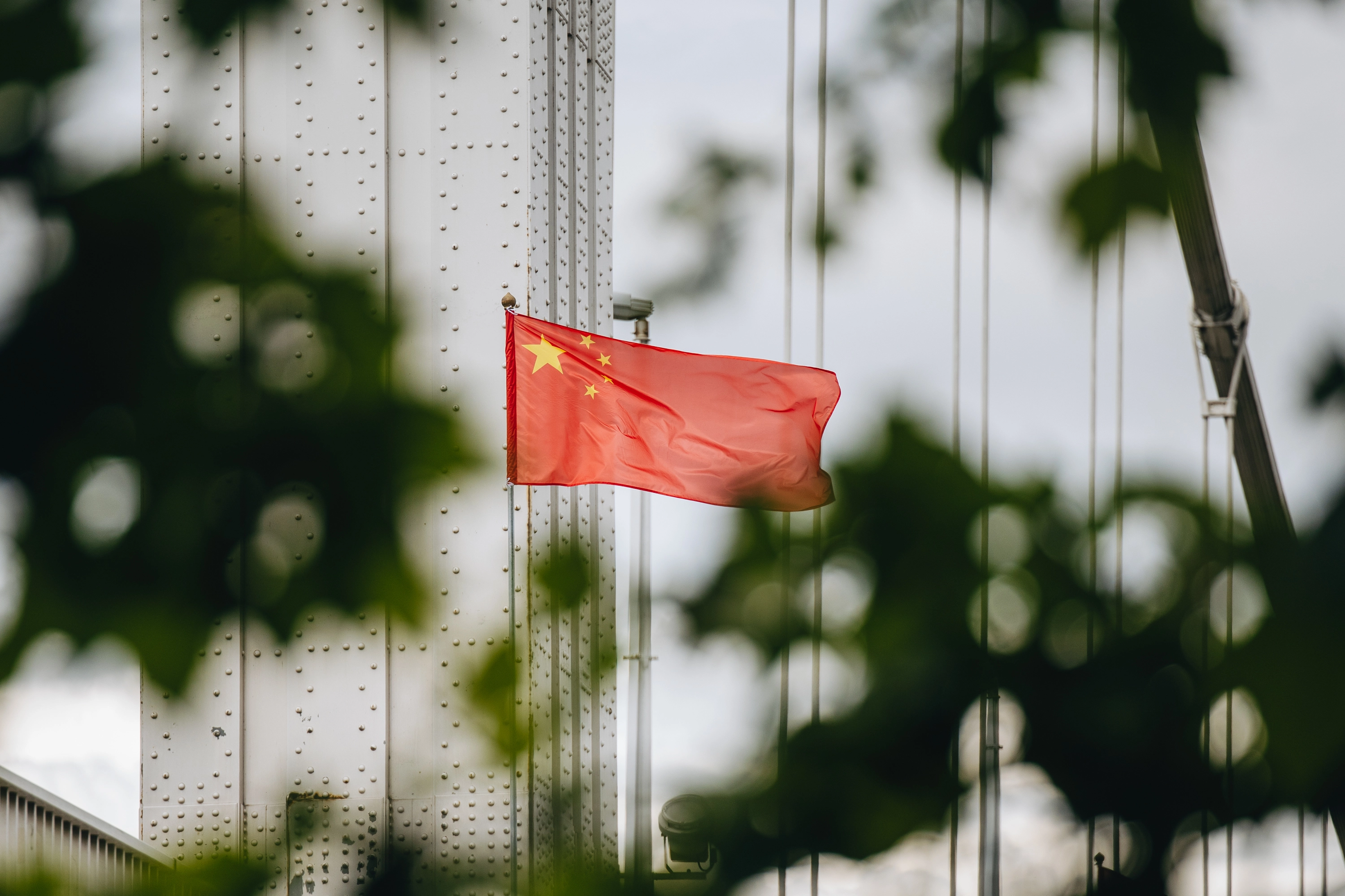 2024. május 7. Kínai elnök látogatása, zászlók az Erzsébet hídon. Fotó: Merész Márton
