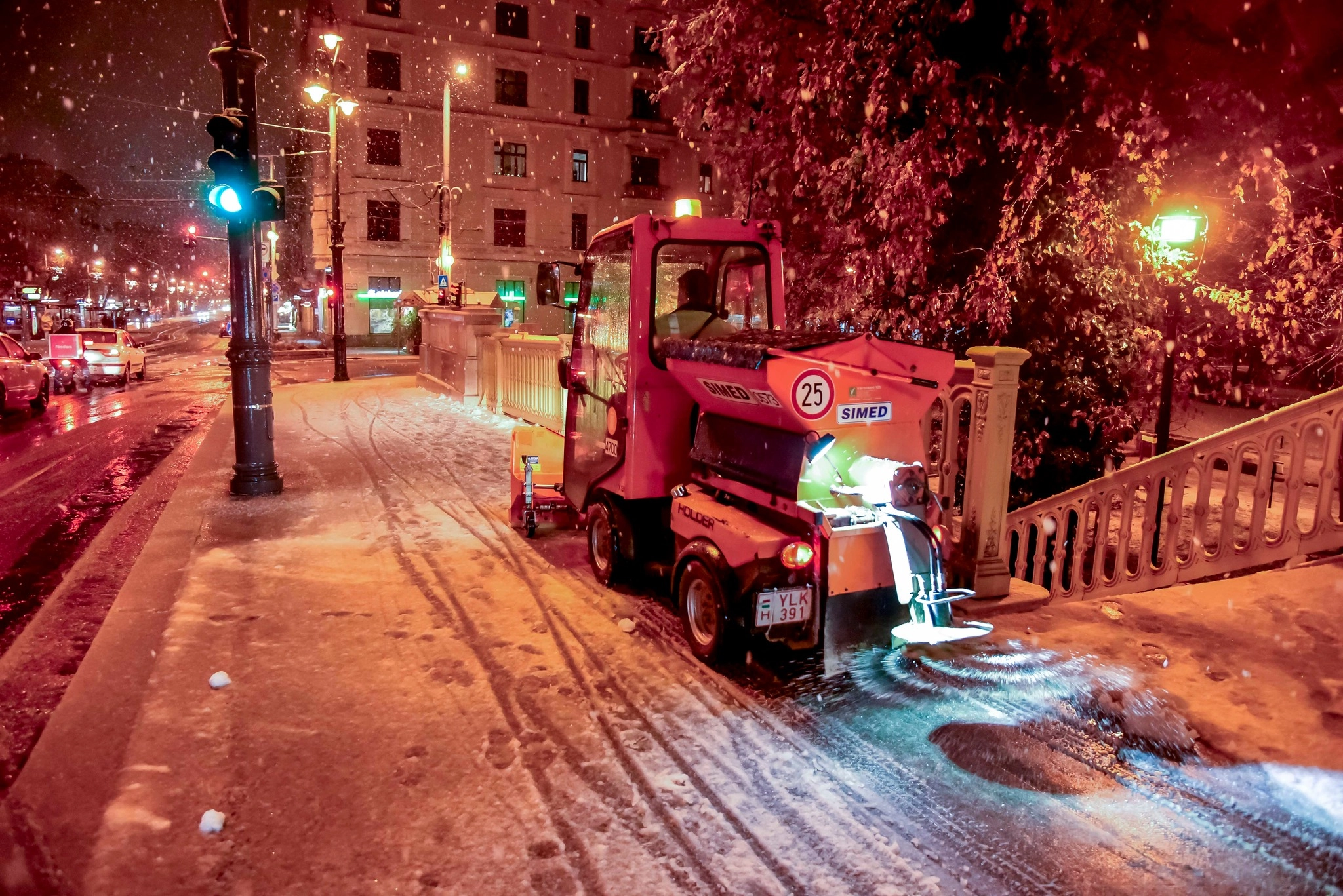 Hóhelyzet: folyamatosan, váltott műszakban takarítják a fővárosi közutakat