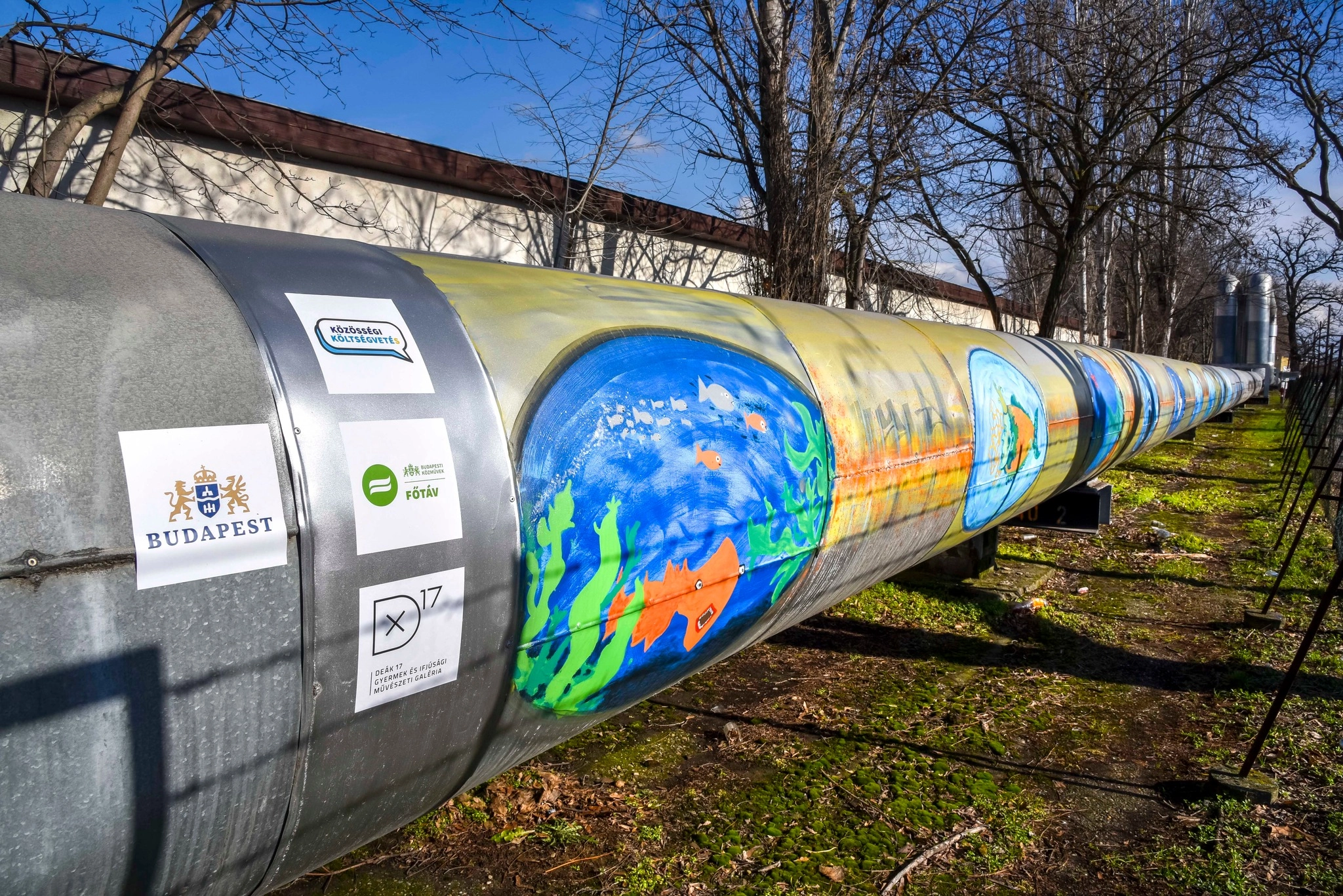 Szürke távhővezetékek alakultak át színes műalkotássá Budapesten