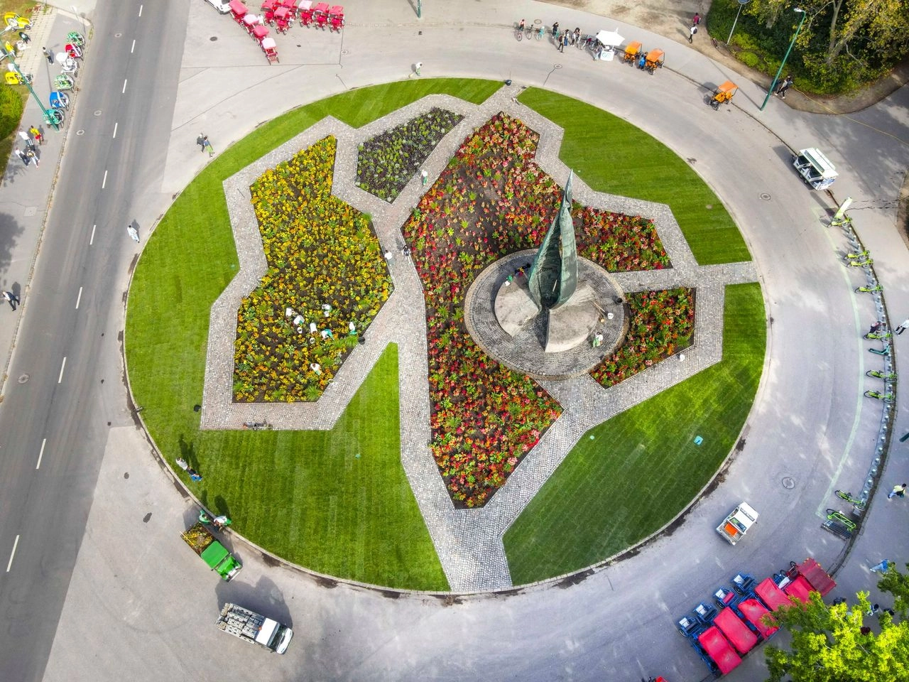 Elkészült a Budapest formájú, színpompás virágágyás a Margitszigeten