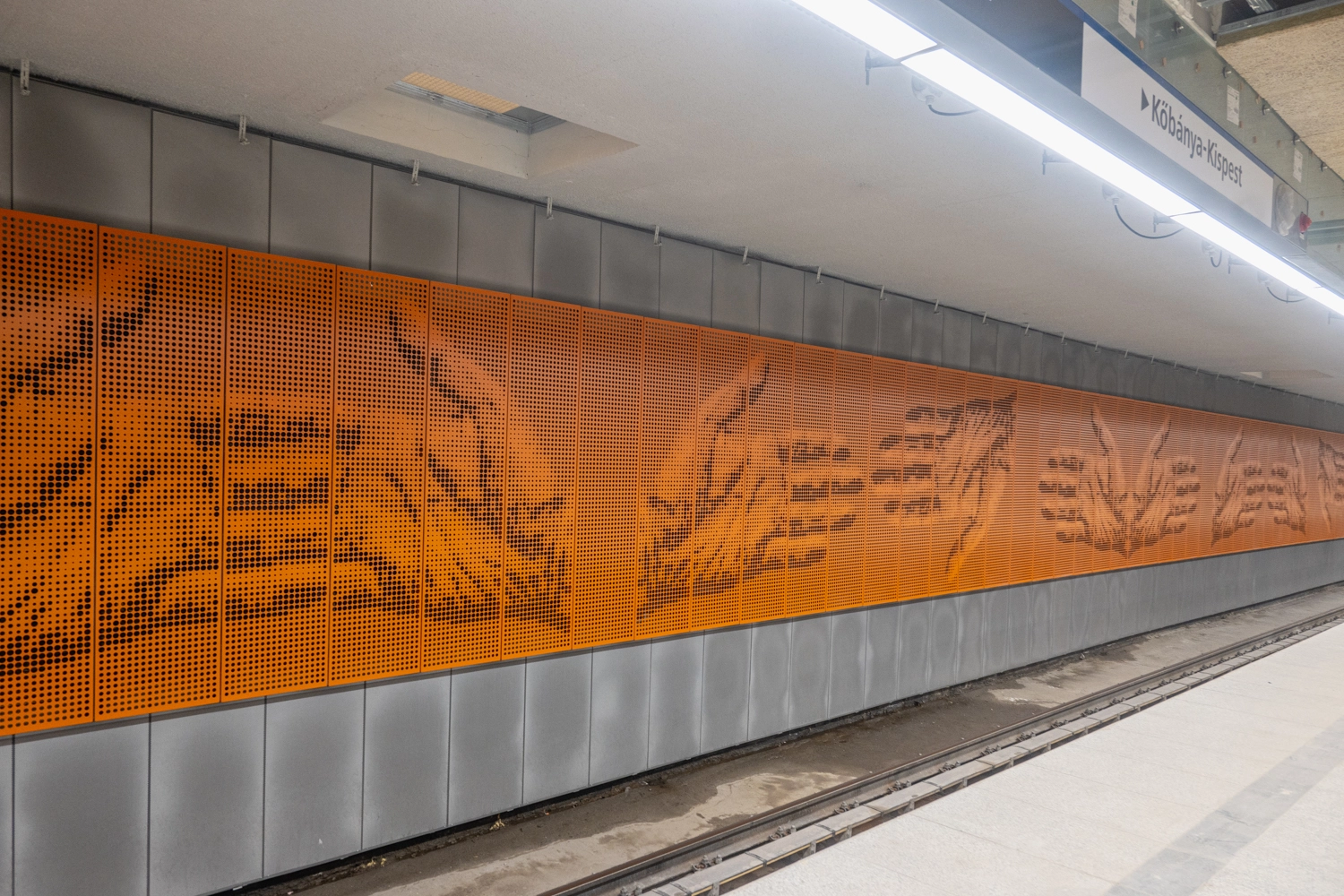 Óriáscsillároktól a felújított szellőzőkig – bejártuk az átadás előtt álló Nagyvárad téri metróállomást