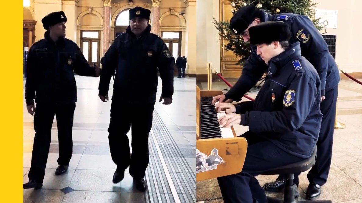 Zongorázó rendőrök vagy egyenruhába bújt zongoristák vannak a videón?