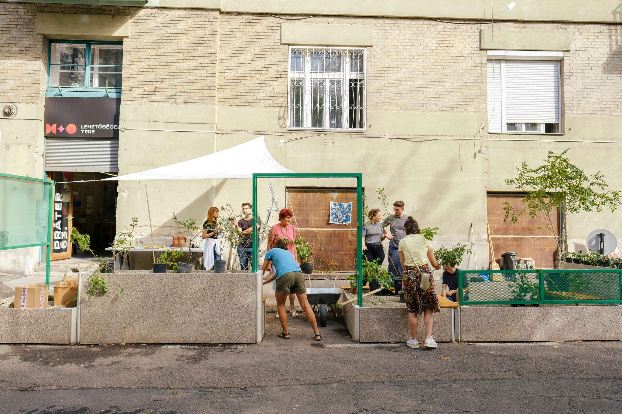 Mikroparkok burjánzása Józsefvárosban – talpalatnyi zöld a forró aszfalt helyén