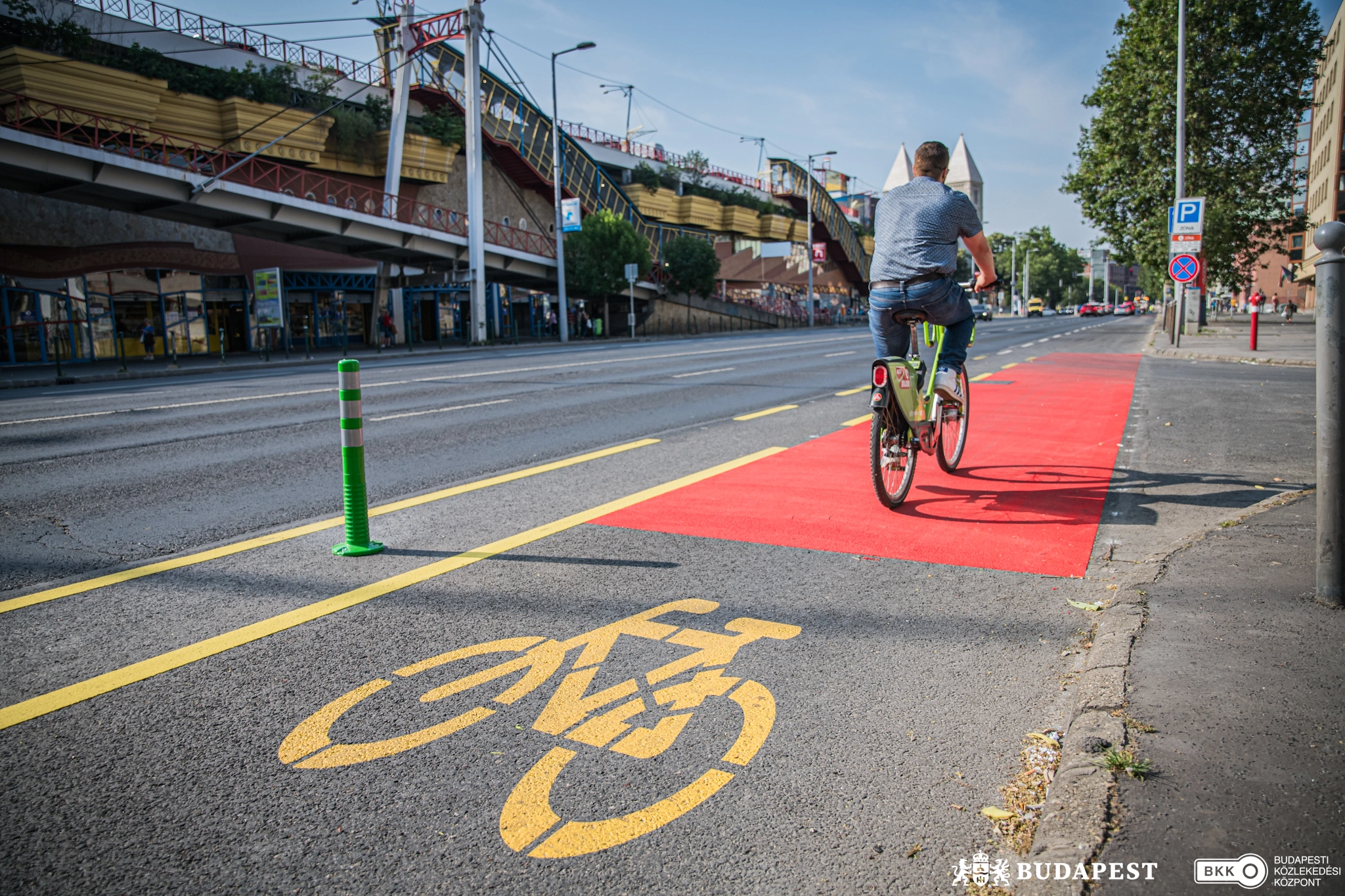 Elkészült a város első, pollerekkel védett kerékpársávja a Váci úton