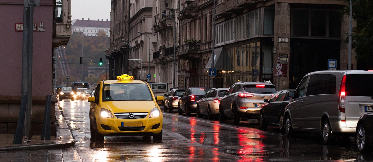 Tíz százalékkal emelkednek a taxitarifák
