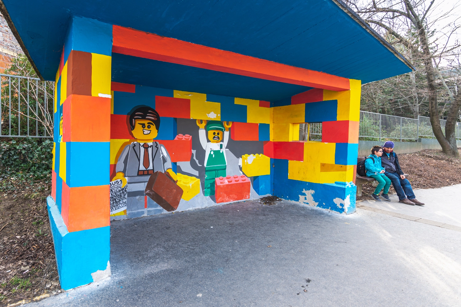 Ingyen könyvektől a LEGO-buszmegállókig –  8+1 szerethető „apróság” Budapesten