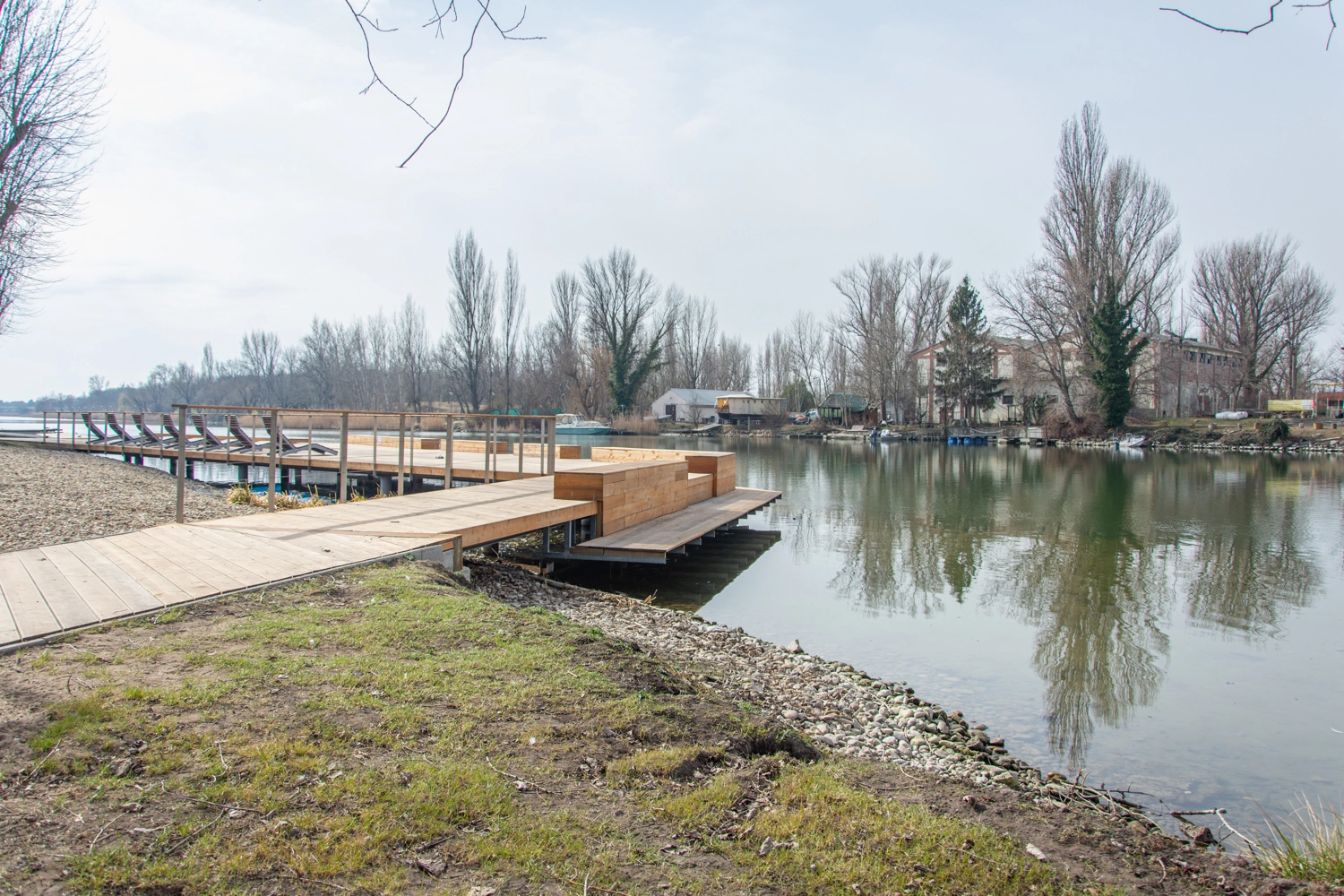 Pihenés a vízparton – stégekkel, nyugágyakkal készült el a pesterzsébeti Duna sétány