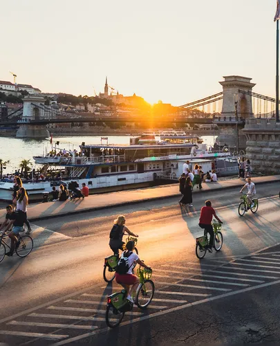 Így lettek a leghíresebb budapesti terek emberközpontúból autóközpontúvá, majd vissza