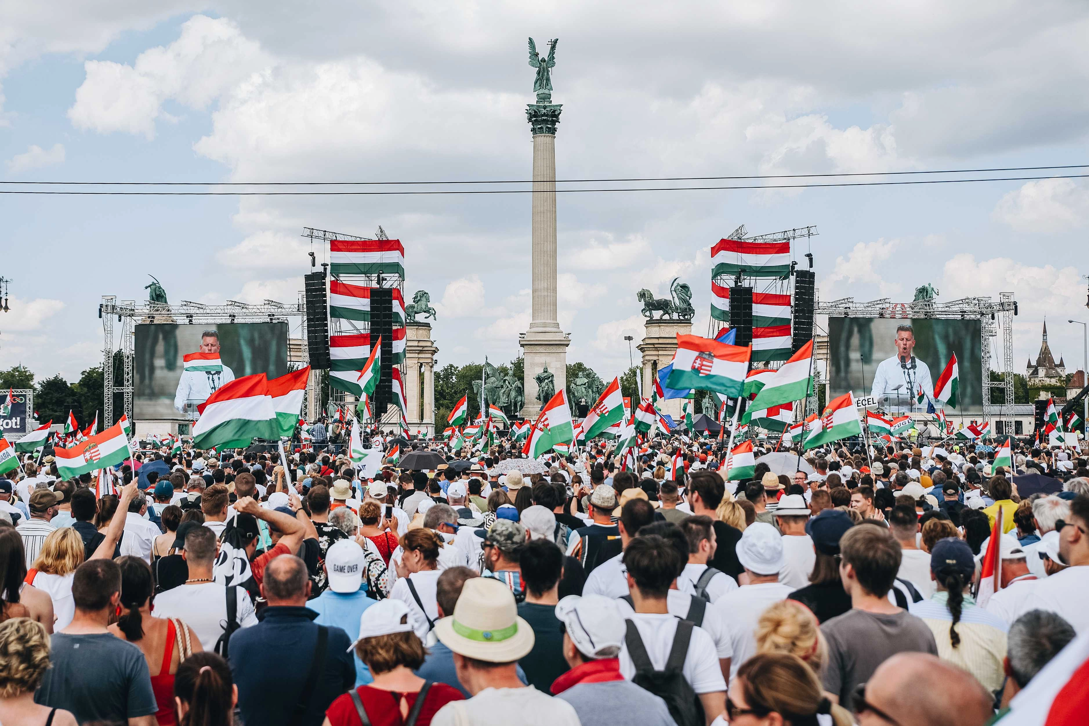 Magyar Péter és a Tisza Párt tüntetése az önkormányzati és EP-választások előestéjén, a budapesti Hősök terén, 2024. június 8-án