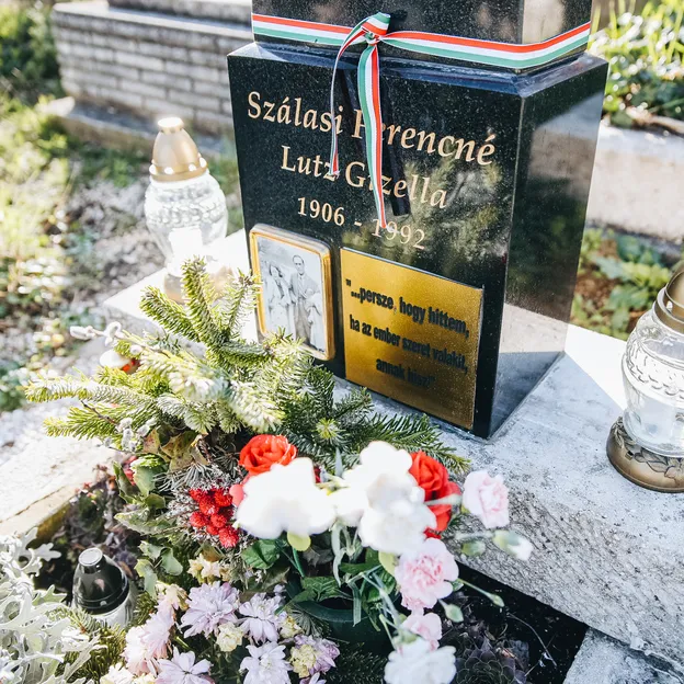 Eltűnt a nyilas vezetőre emlékező felirat Szálasi özvegyének sírkövéről