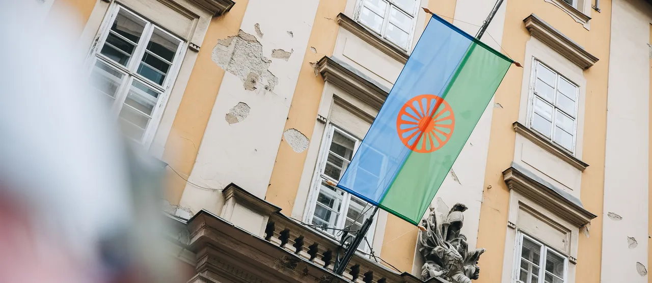 roma zászló a Városházán