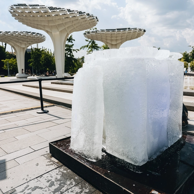 Óriási, rejtélyes jégtömb bukkant fel a Millenáris Széllkapu Parkban