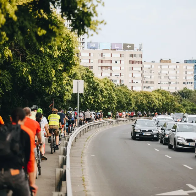 Elég volt az emberáldozatokból! – kerékpárosok vonultak fel az Árpád hídon