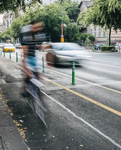 A mentők gond nélkül elférnek az Üllői úti biciklisávon