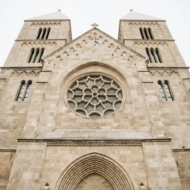 Újra ragyognak a 90 éves Szent Margit templom toronysisakjai