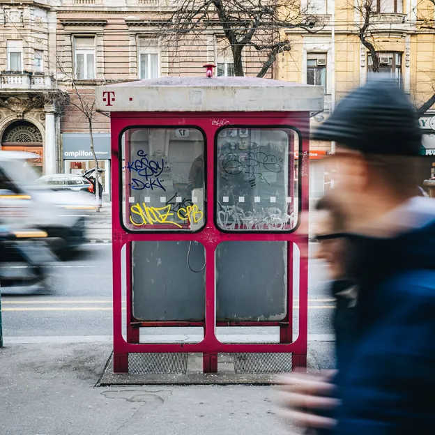 Terézváros el akarja takarítani az elhagyatott telefonfülkéket