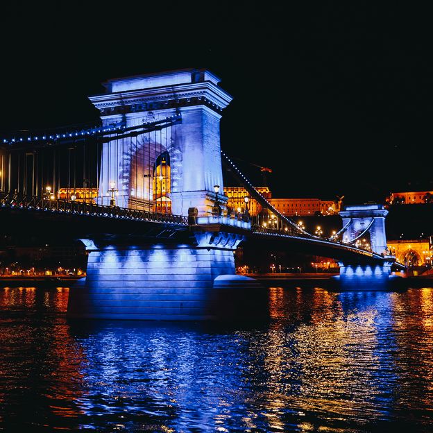 Kékbe borult Budapest az Autizmus Világnapján