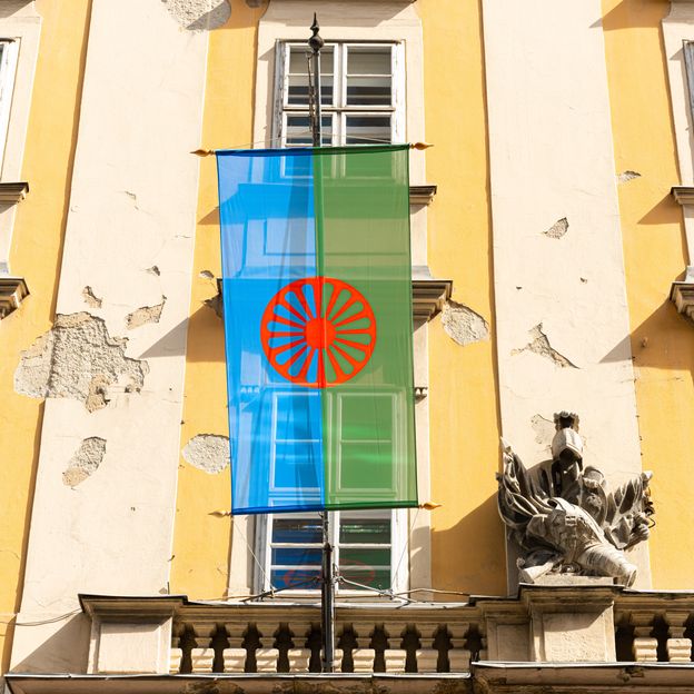 Kitűzték a roma zászlót a Főpolgármesteri Hivatal épületére