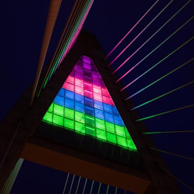 Újra színesen világít a Megyeri híd