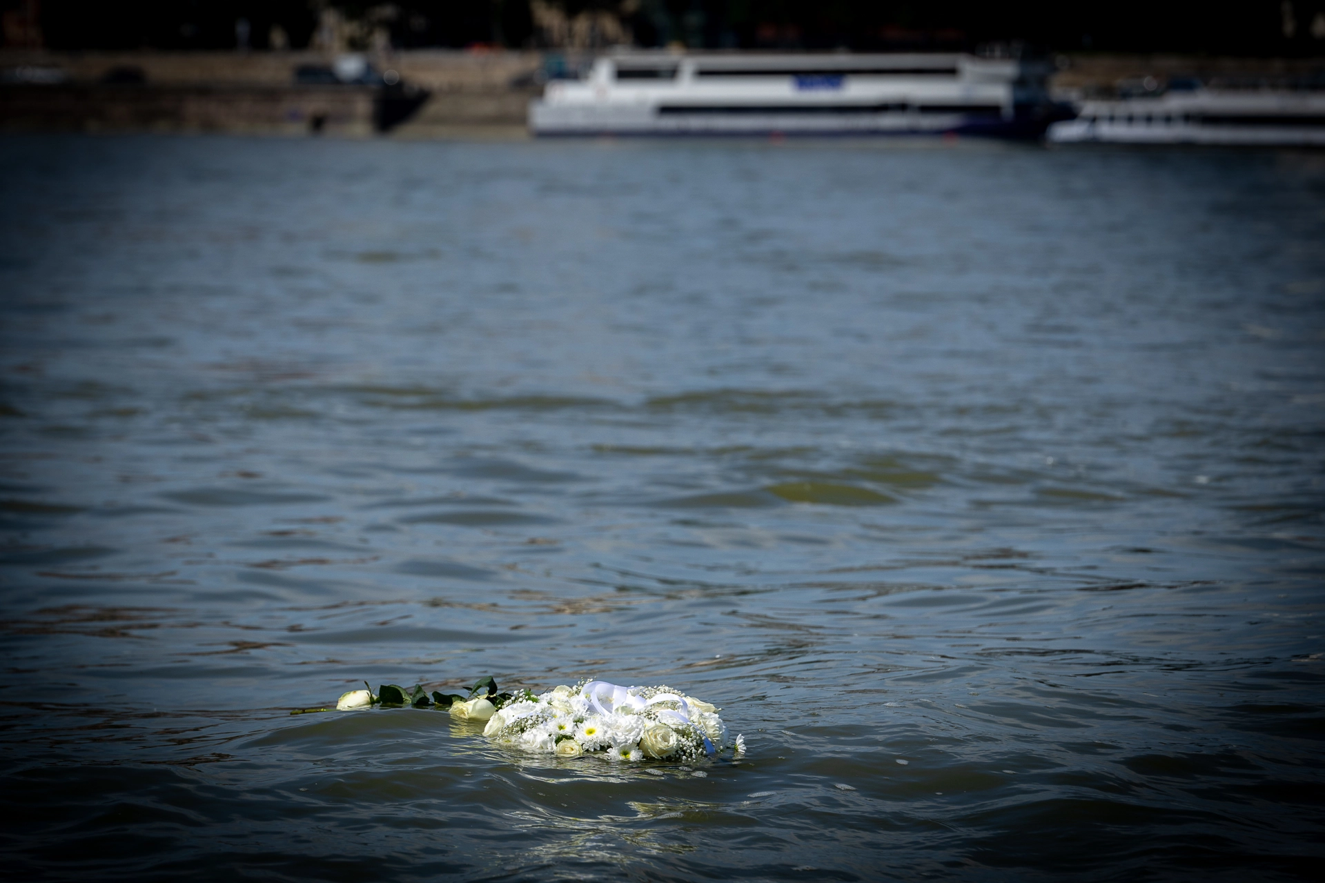 A Hableány sétahajó tragédiájának ötödik évfordulóján, a Dunán, a baleset helyszínén koszorúzással emlékezett meg az áldozatokról a Budapesti Rendőr-főkapitányság