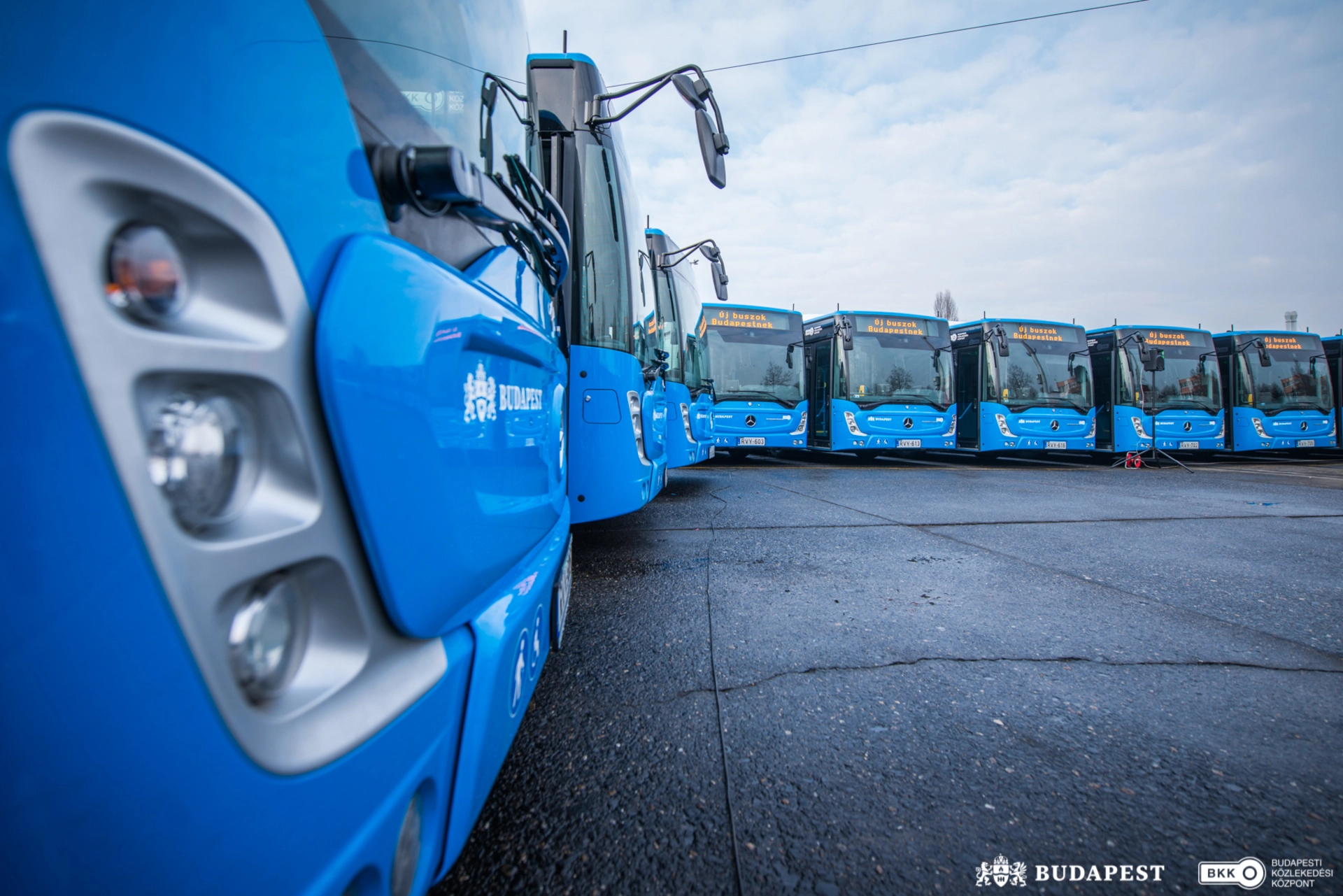 Ötven vadonatúj csuklós autóbusz érkezik Budapestre