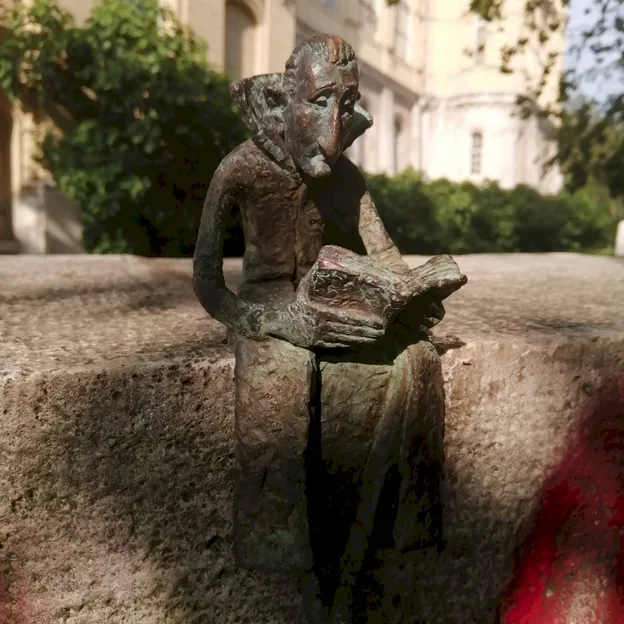 Drakula a ligetben olvas – feltehetően új Kolodko miniszobor bukkant fel