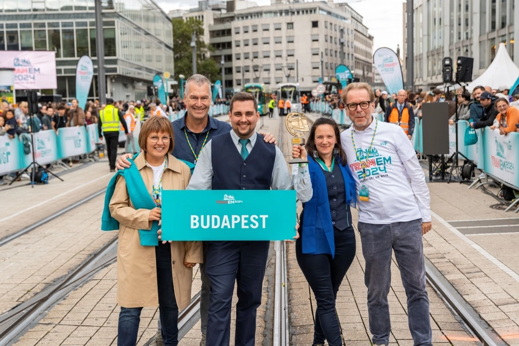 Ritkán vezet úgy az ember, hogy kintről ordítva szurkolnak neki!