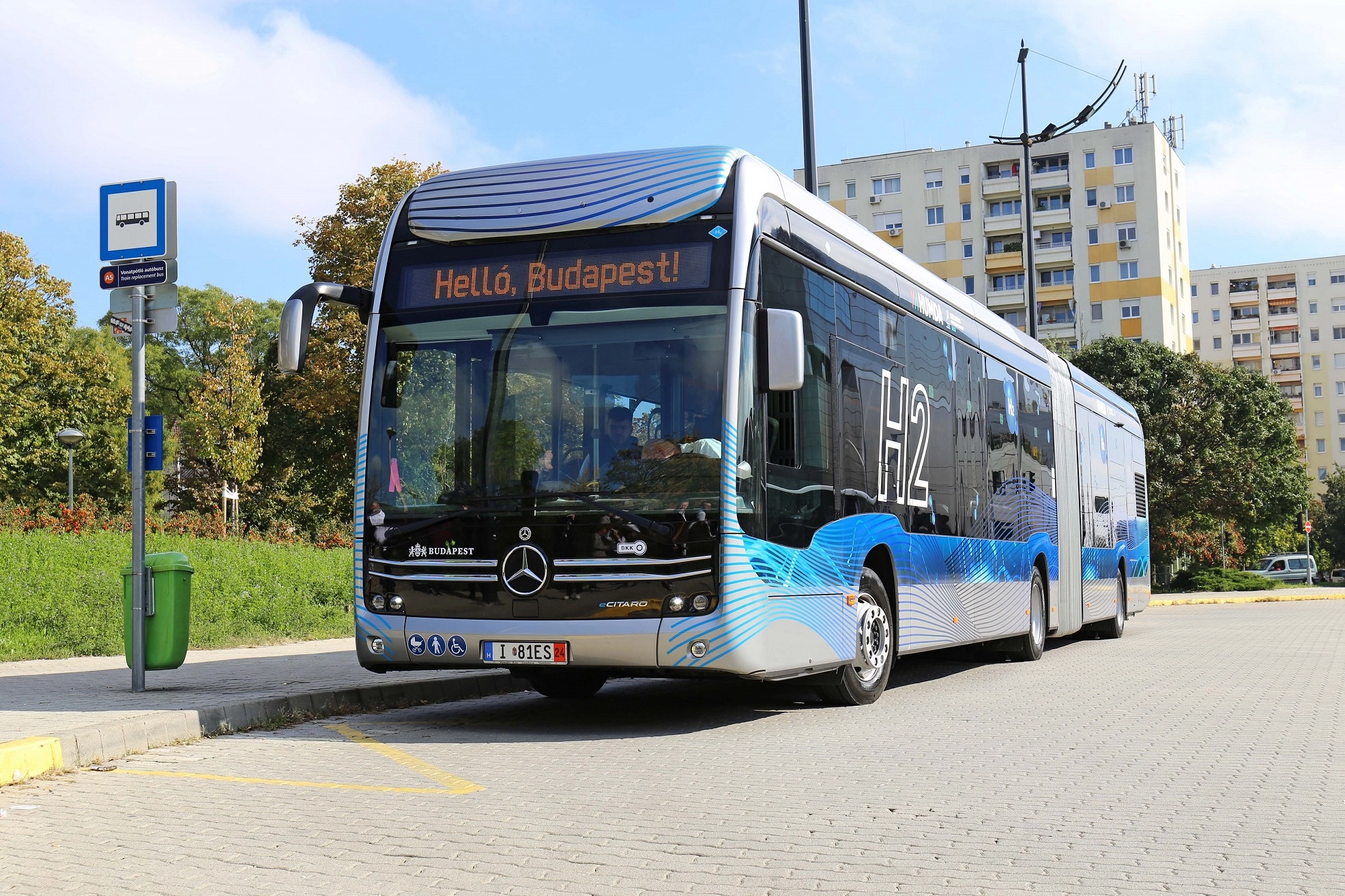 Hangtalan, ezüst-kék csuklós buszon utazhatunk