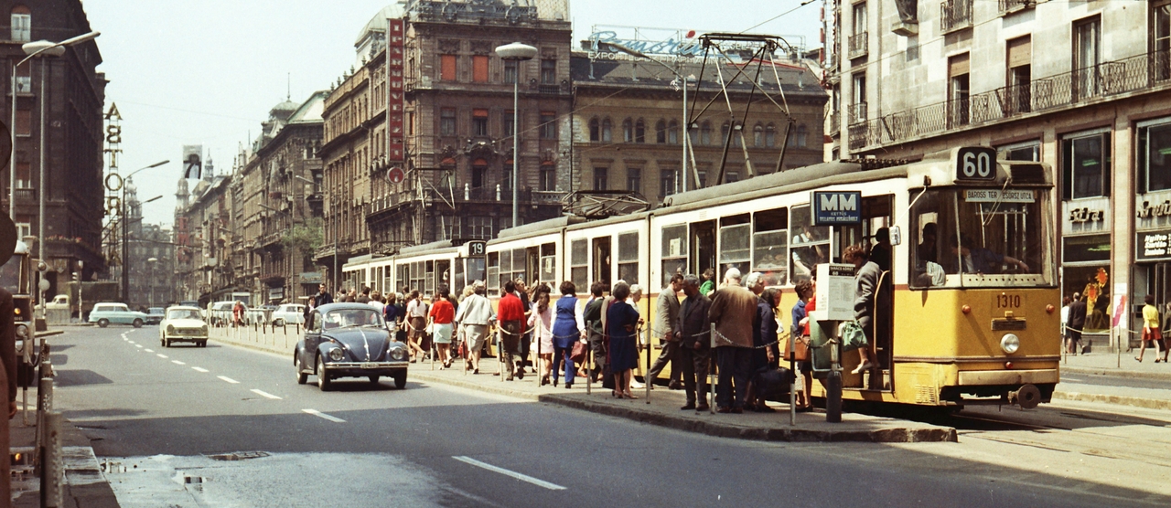 Rákóczi út, villamosmegálló az Astoria kereszteződésnél, szemben a Kossuth Lajos utca, jobbra a Rákóczi út - Károly (Tanács) körút sarkon az MTA lakóház.