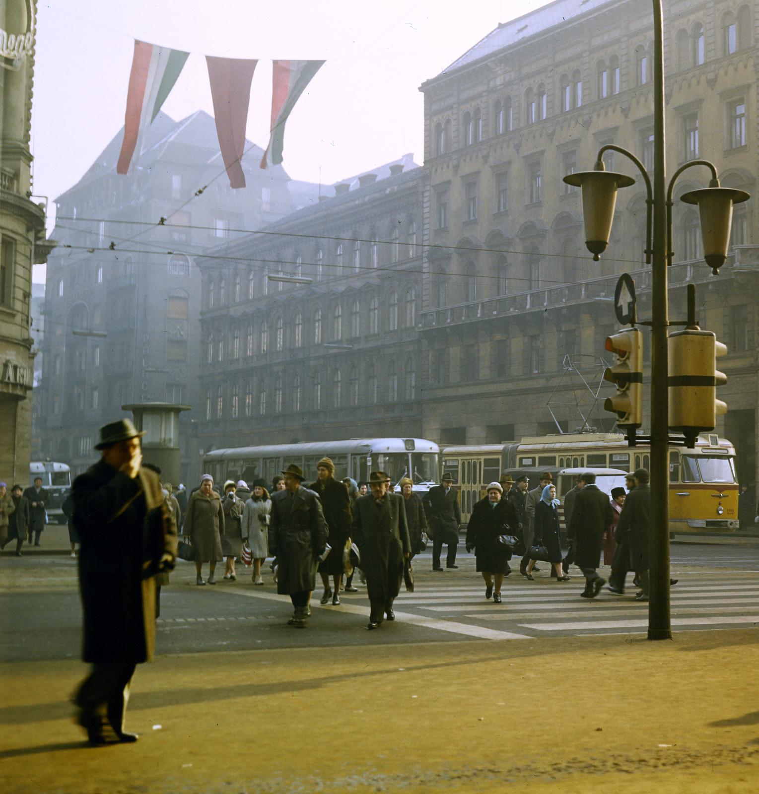 Erzsébet (Lenin) körút - Rákóczi út sarok, a felvétel az EMKE étterem előtt készült. 1964