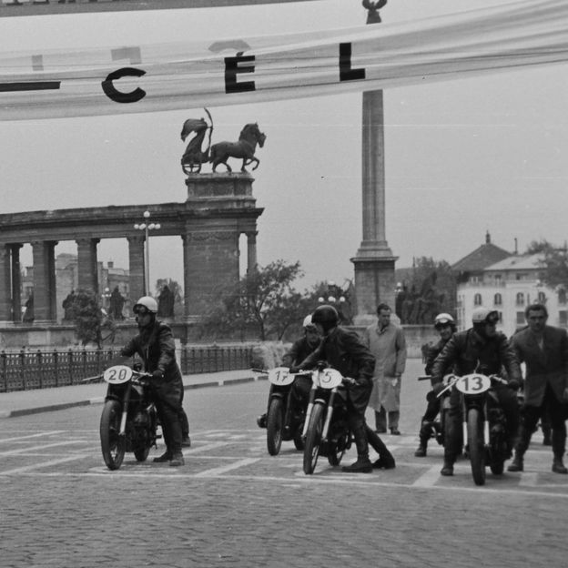 Hetvenöt éve is a motorosok őrjítették meg a budapestieket – a Kossuth-díjra hajtott a nemzetközi mezőny