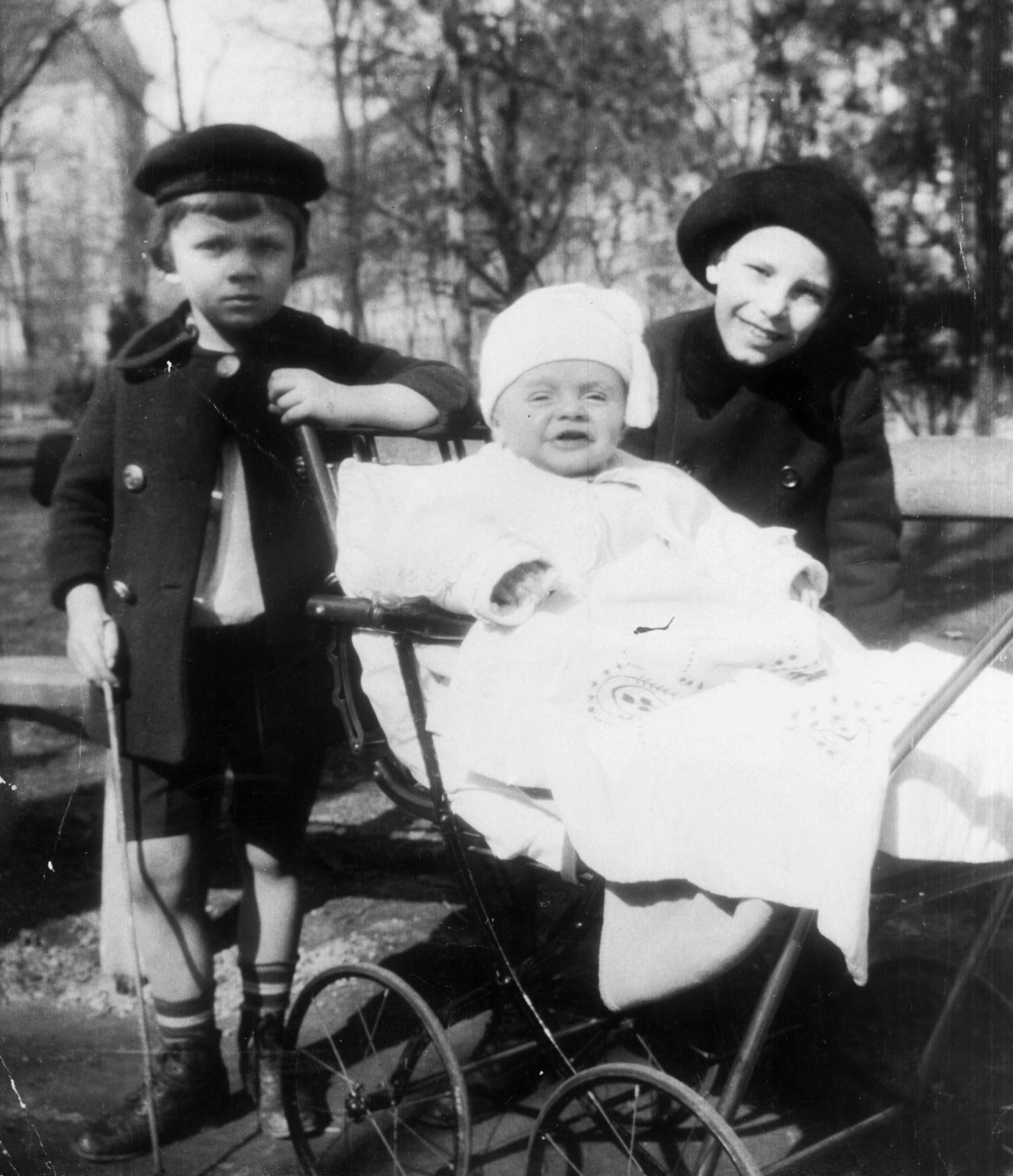 Horváth kert, a háttérben látható a házak az Alagút utca - Attila út kereszteződésénél állnak. 1919.