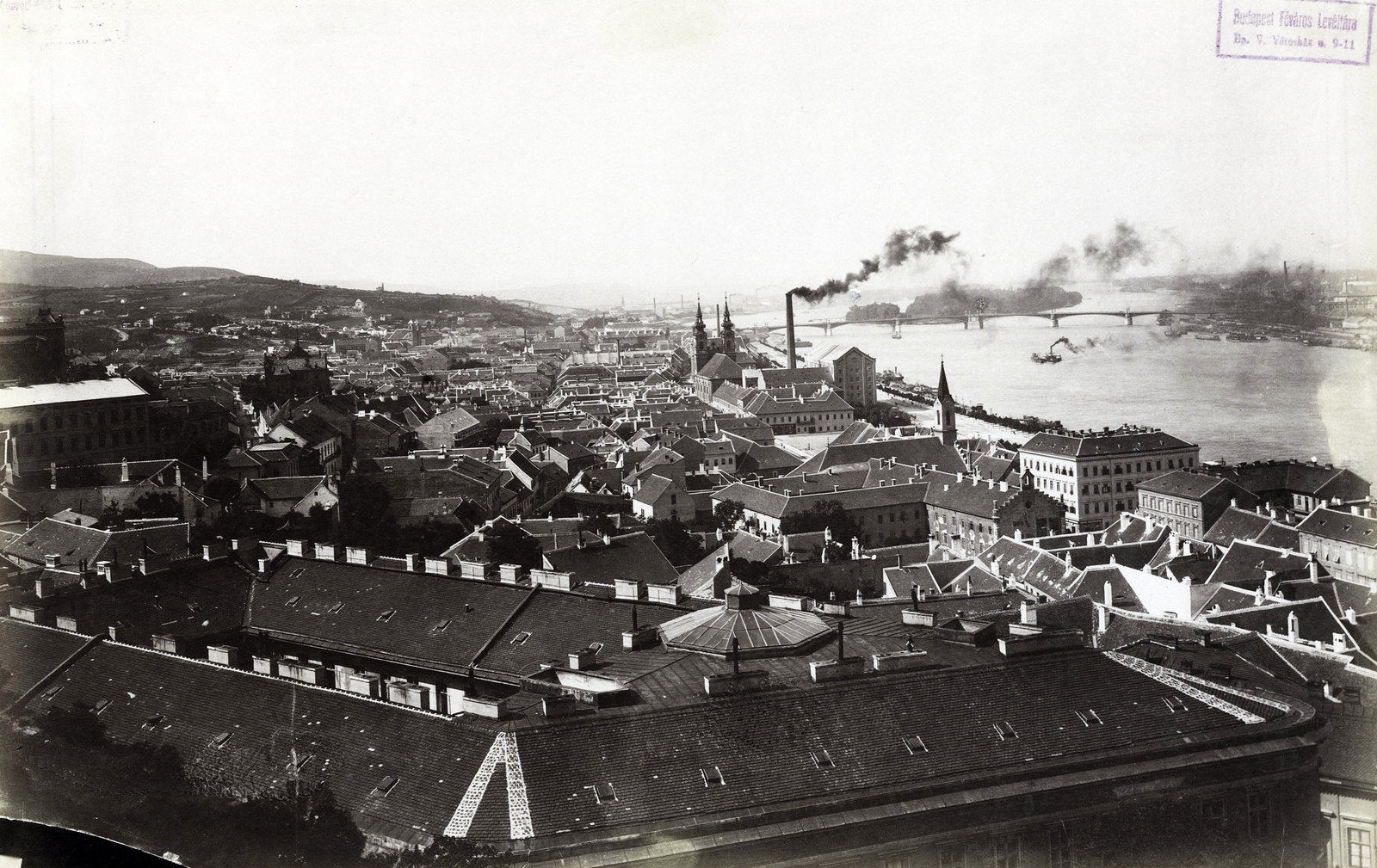 a Víziváros látképe a budai Várból, a Margit híd felé nézve. A felvétel 1892 körül készült. A kép forrását kérjük így adja meg: Fortepan / Budapest Főváros Levéltára