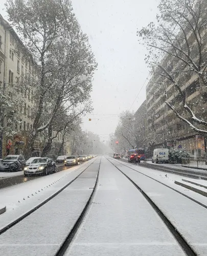 Leesett az első hó Budapesten, közel 50 sószóró az utakon