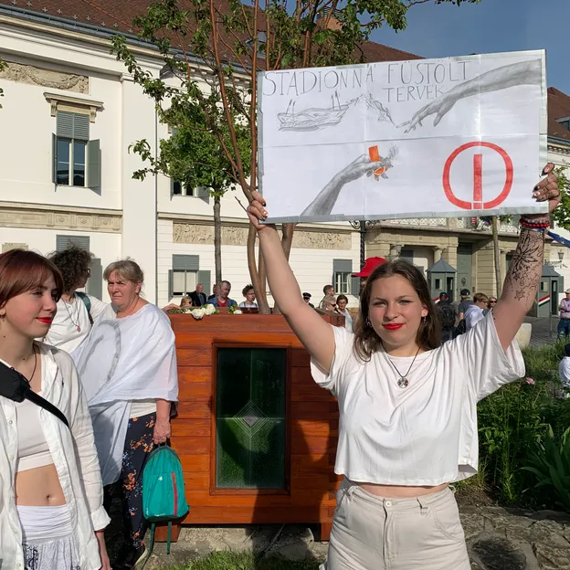 Nem leszünk láthatatlanok! - fehér ruhás nők tüntettek anyák napján