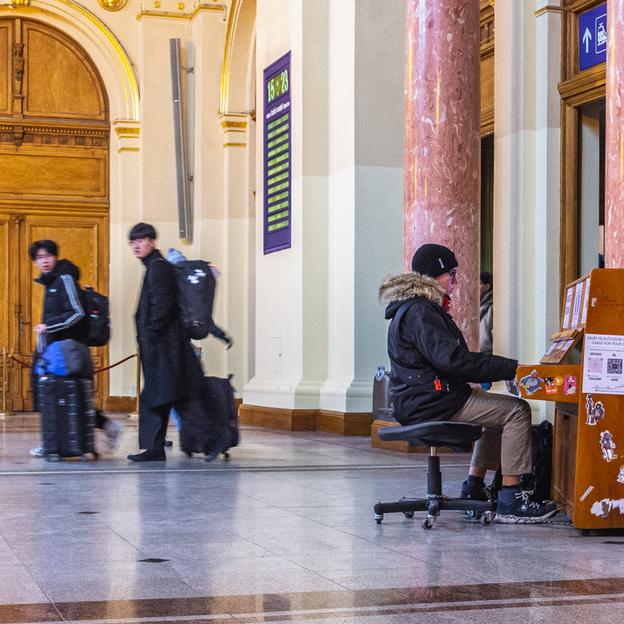 Köztéri zongorák, amiken bárki játszhat – de hogy kerültek Budapest utcáira? 