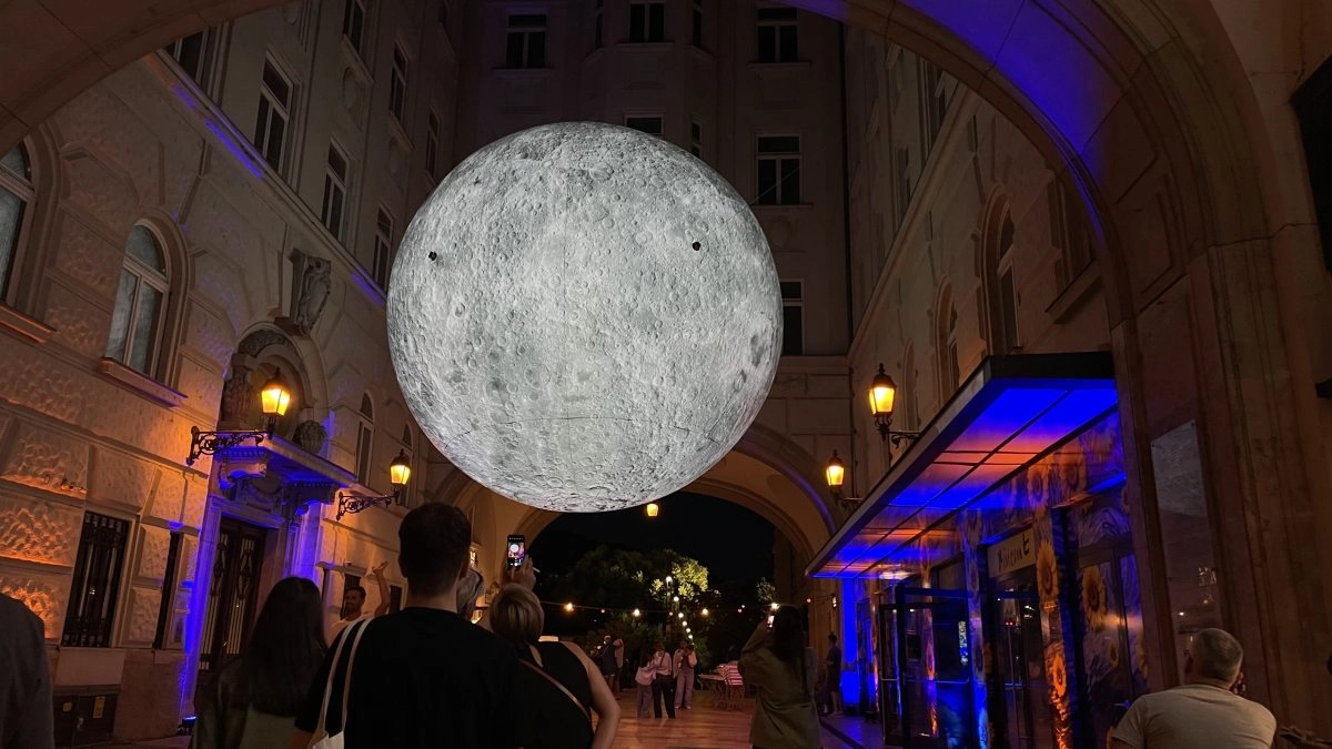 Óriás Hold bukkant fel az V. kerületben