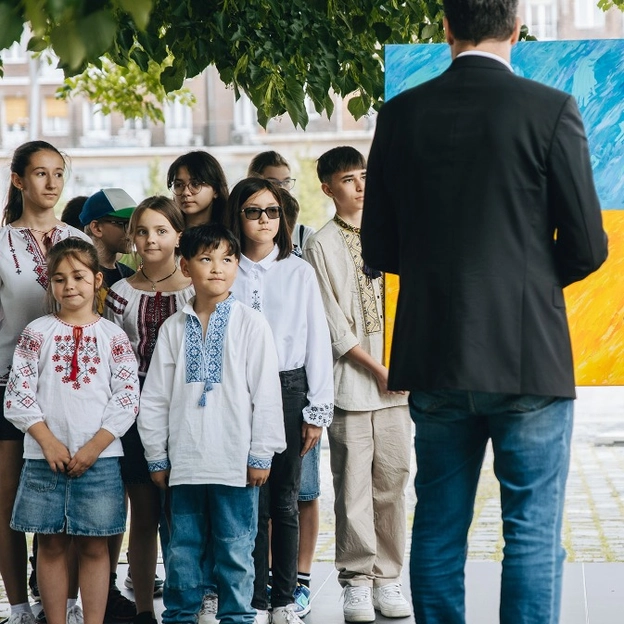Kétszáz ukrán gyermek közösen készített festményt hálából a budapestieknek