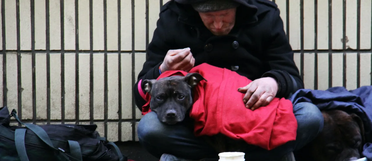 hajléktalan férfi a kutyájával