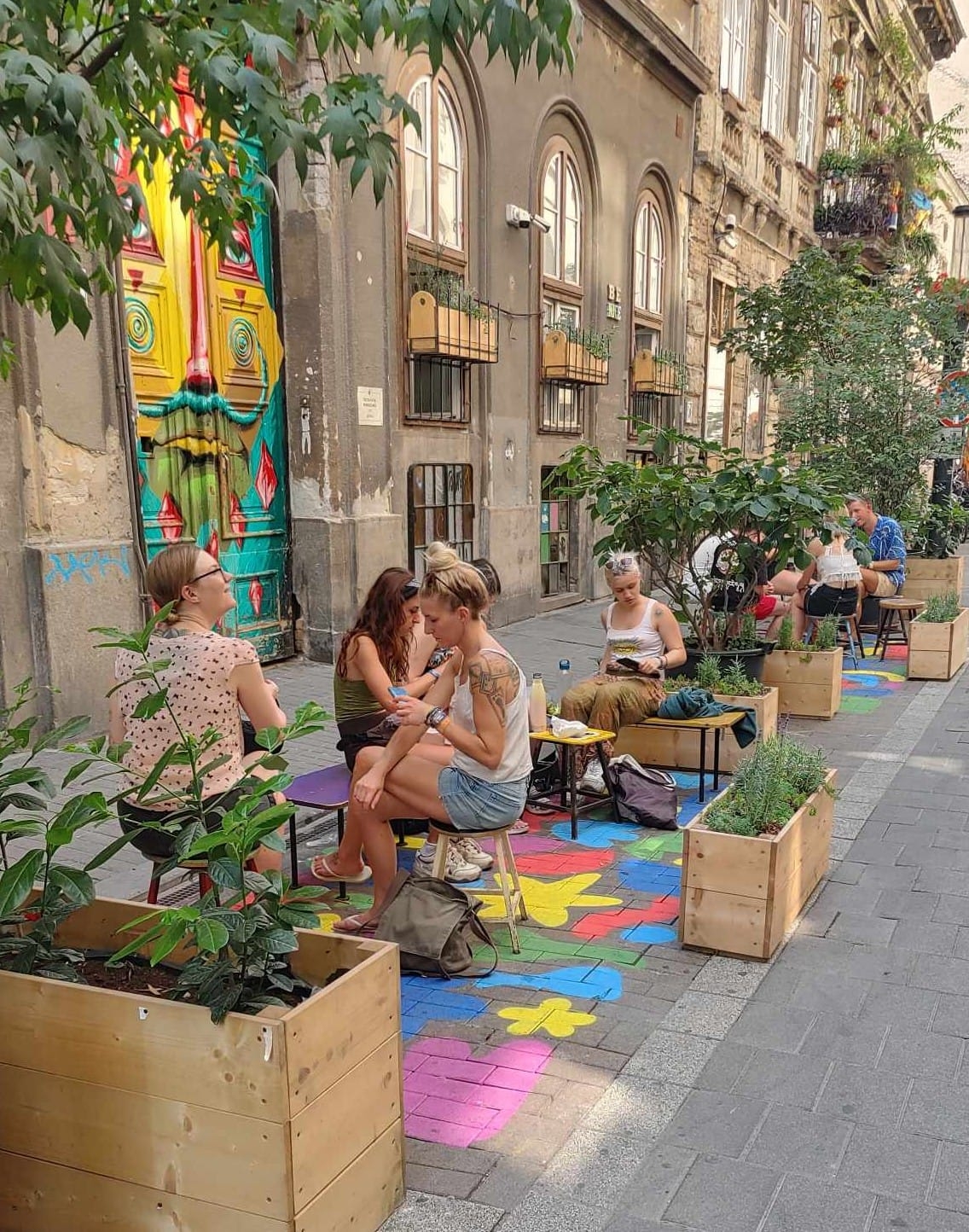 Parkoló autók helyett ücsörgés, koncertek és palacsintasütés a Kazinczy utcai parkleten
