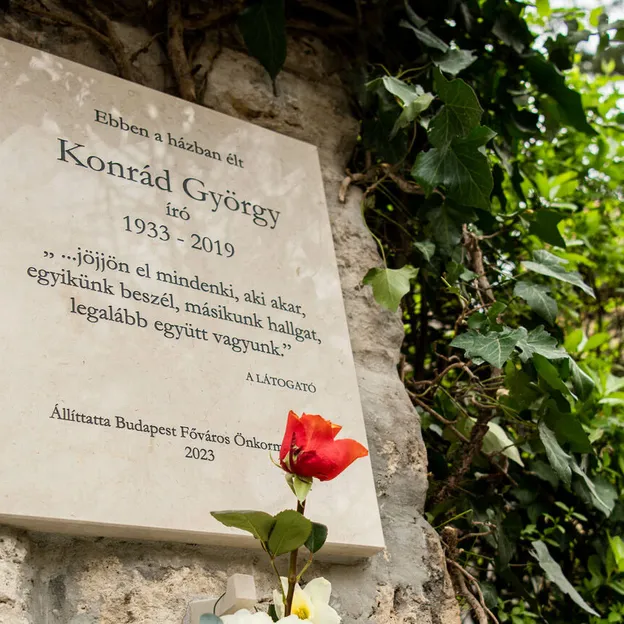 Emléktáblát kapott Konrád György Pasaréten