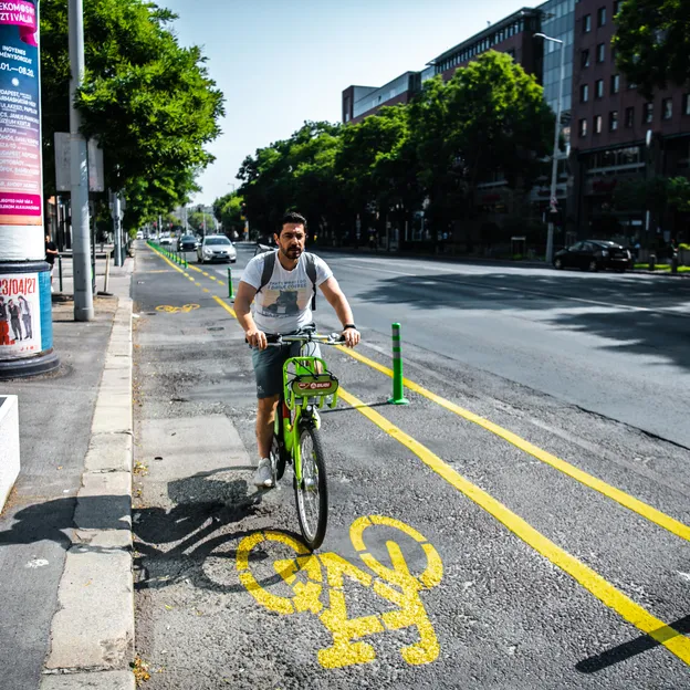 Hamarosan bringázhatunk Budapest első védett kerékpársávjában a Váci úton