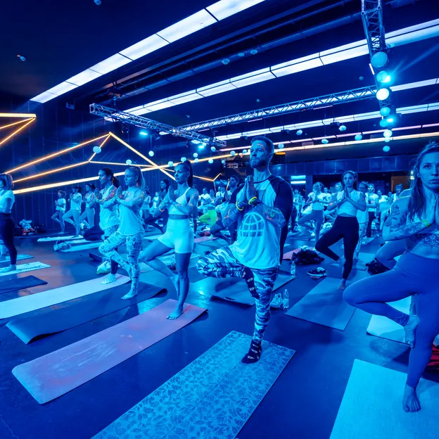 UV-fények, testfestés, elektronikus zene és jóga - ez a budapesti Techno Yoga