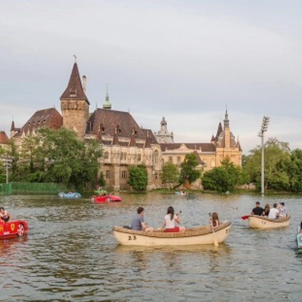 Hűsítő vizek partján – hol ücsöröghetünk árnyas tavaknál Budapesten?