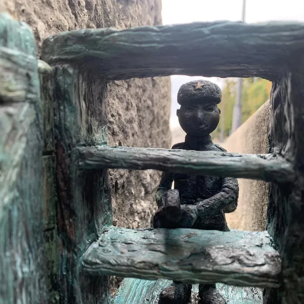 Séta a legújabb Kolodko szobrok nyomában – retró láz, szerethető történetek és kemény bemutatás