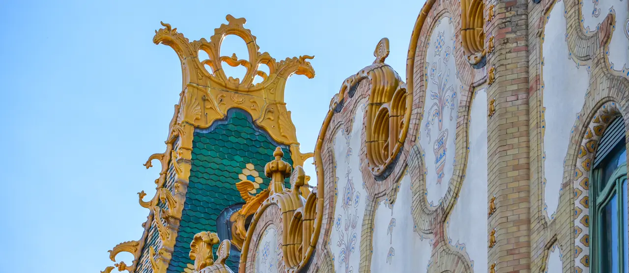 Ragyogó színpompa a fejünk felett – a legszebb Zsolnay tetőzetek Budapesten